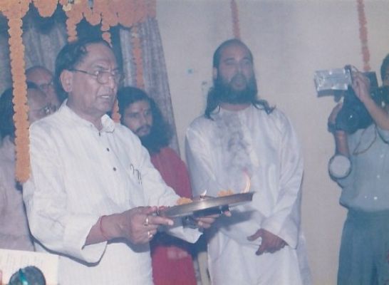 केंद्रीयमंत्री बनने के बाद संध्या आरती में भाग लेते माननीय केंद्रीयमंत्री सीपी ठाकुर जी। (फाइल फोटो)	