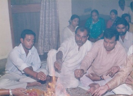 	'प्राच्यम् विश्‍वविद्या पीठम्' के द्वारा जन कल्याणार्थ अनुष्ठान का आयोजन में भाग लेते हुवे पटना के समाजसेवी।